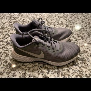 Men’s Nike Revolution 5 Size 7
